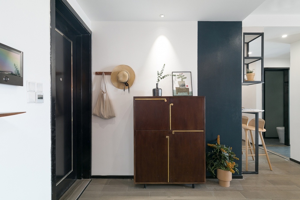 Un recibidor bien organizado y decorado marca la diferencia en tu hogar. Descubre qué elementos evitar y cómo optimizar este espacio de manera funcional y estética.